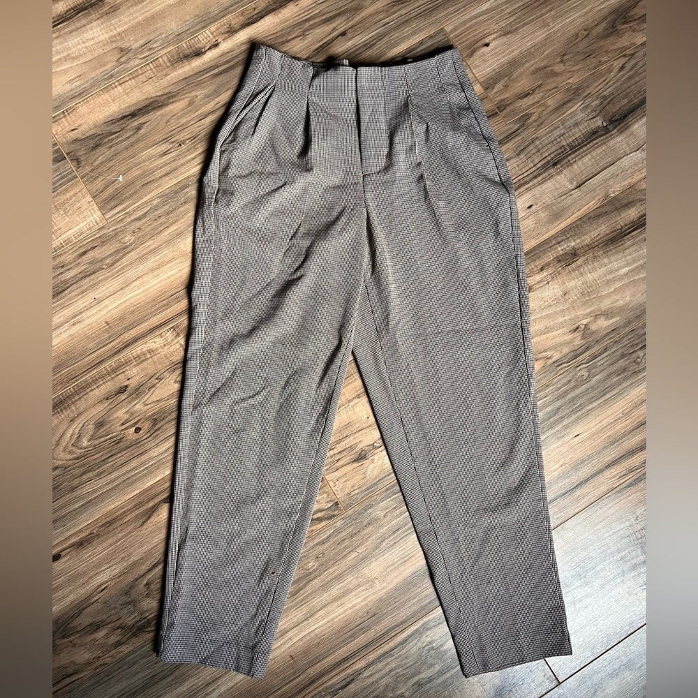 A New Day size 6 pleated houndstooth pant with elastic waist